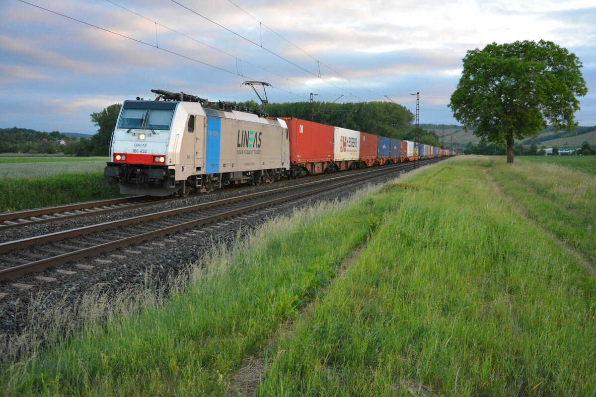 Ein bisschen blaue Lok zur  blauen Stunde : 186 492 Railpool  LINEAS  kam am 27. Mai 2022 um 5:40 Uhr am  Fotobaum  bei Retzbach (Maintal) mit einem Containerzug südwärts angerollt.