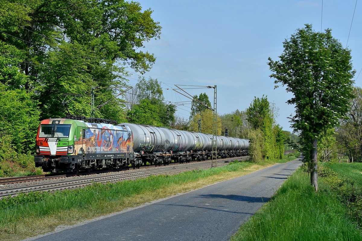 Ein bisschen Farbe in dieser teilweise recht tristen Corona-Zeit zu der jetzt noch Aprilwetter hinzukommt.
Das war einer der letzten der (zahlreichen) schönen Tage im Frühling 2020, und als die Ankündigung für 193 640, die mit ihren drei Landesflaggen Italiens, Österreichs und Deutschlands für  Connected by Rail  wirbt, musste ich natürlich losfahren.
Wir sehen die Lok hier mit dem Kesselbomber DGS 95255 nach Plochingen (b. Stuttgart) bei der Durchfahrt am 26.4.2020 in Bösensell, der Zug hat überraschend lange von Osnabrück bis hier gebraucht. Auch an dieser Stelle noch einmal Grüße an die anderen Fotografen.