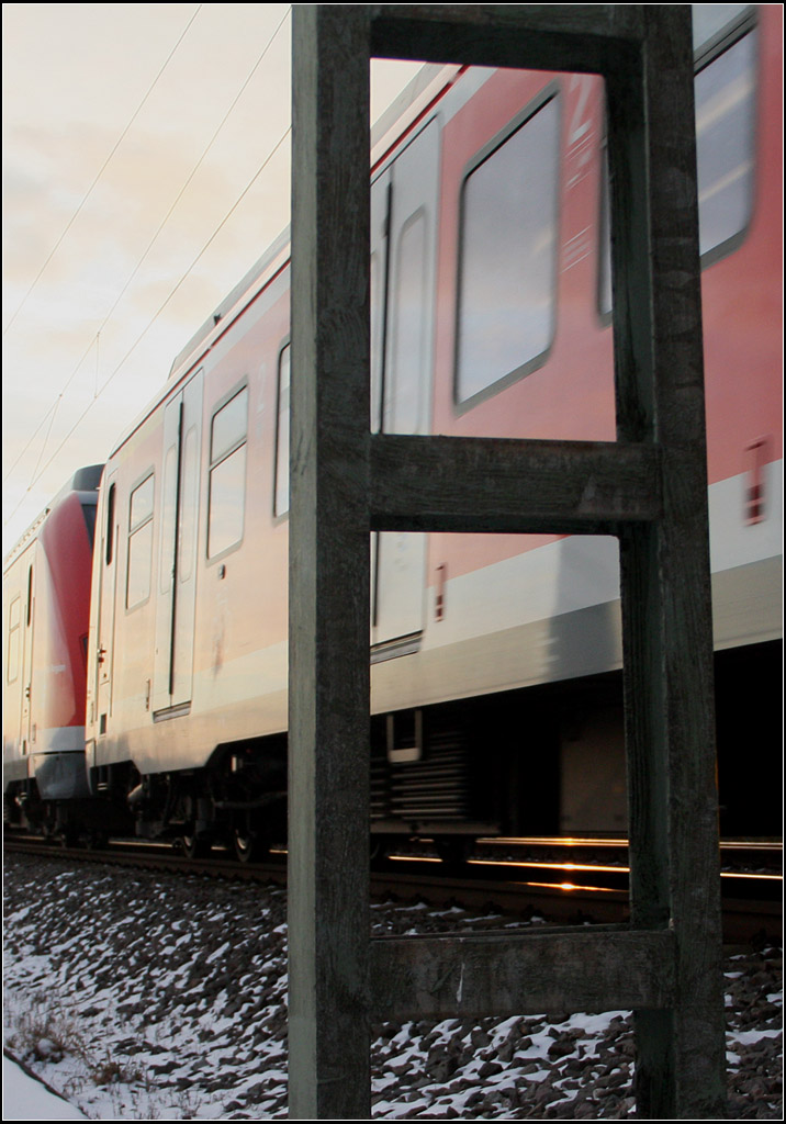 Ein bisschen Sonne unter dem Zug -

Ein S-Bahnzug bei Weinstadt-Endersbach kurz nach dem die Sonne über die Hügel hoch kam.

10.01.2017 (M)