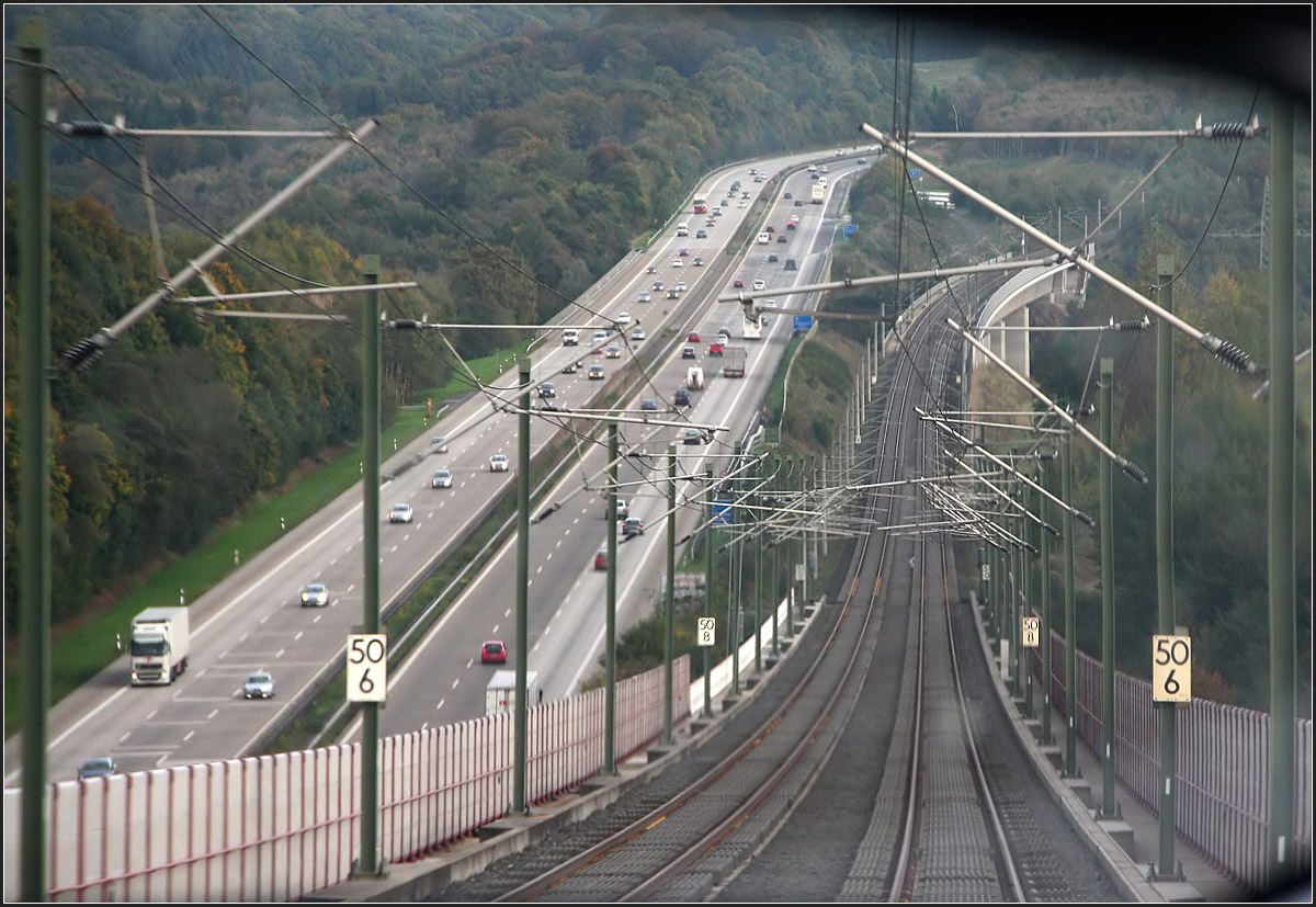 Ein bisschen wie auf der Achterbahn -

Schnellfahrstrecke Köln - Frankfurt irgendwo zwischen Siegburg und Limburg.

11.10.2014 (M)