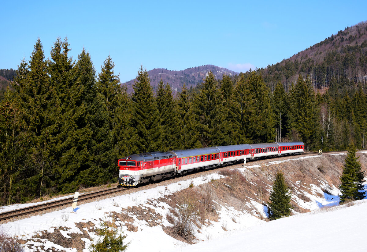 Ein bisschen Winter im März in der Slowakei. Die 757 003 mit dem R946  Fatran  auf dem Weg nach Vrútky (Rutteck) kurz nach Čremošné.
06.03.2022.