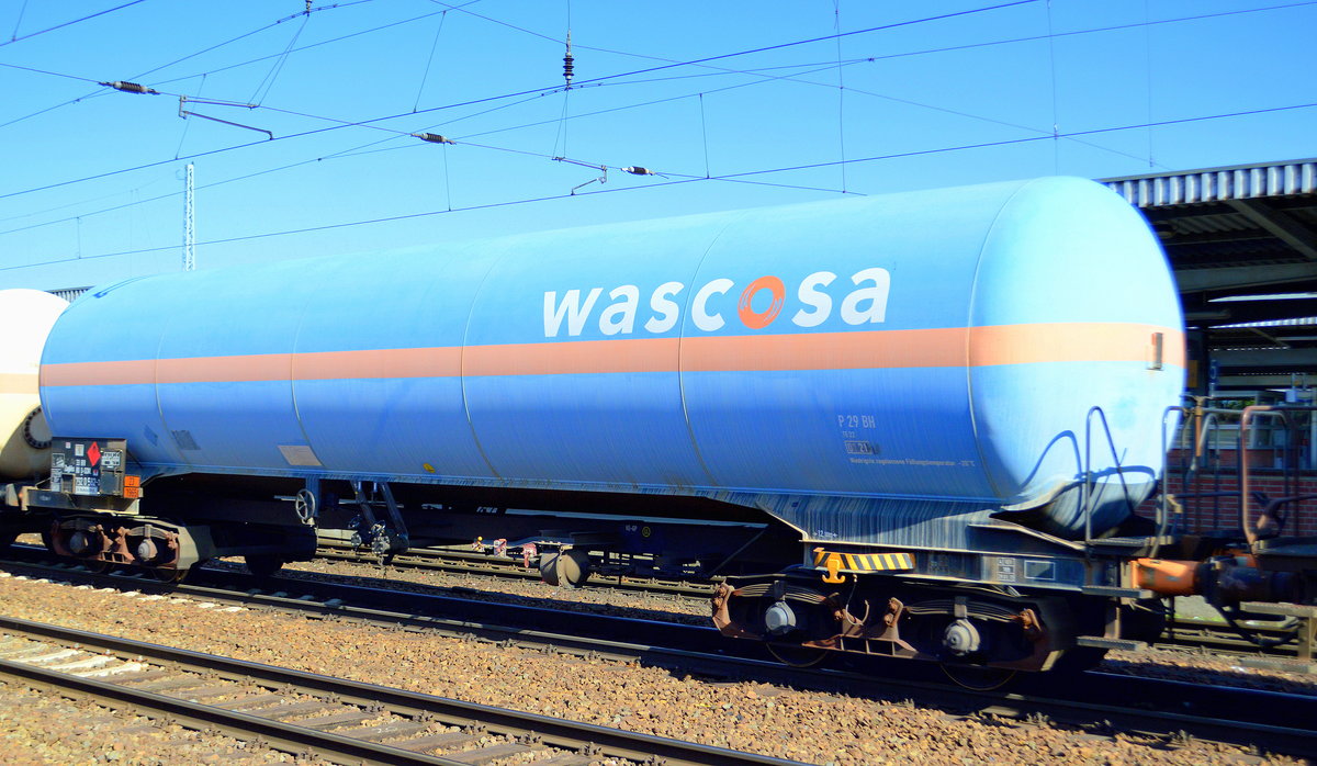 Ein blauer Gasdruckkesselwagen vom Einsteller WASCOSA für die Fa. Schröder & Klaus GmbH + Co. KG mit der Nr. 33 RIV 80 D-SCKL 792 0 582-3 Zagkks Bf Westhofen/Westf. (UN-Nr.: 23/1965 = Kohlenwasserstoffgas, Gemische, verflüssigt, N.A.G. (Gemisch A, A 01, A 02, A 0, A 1, B 1, B 2, B oder C)) am 21.04.18 Bf. Flughafen Berlin-Schönefeld.