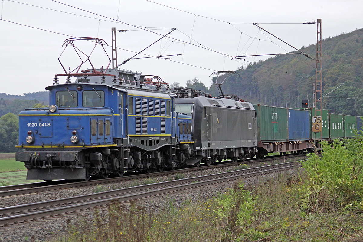 Ein blaues Krokodil- 1020 041-8 Eigentümer ProLok GmbH;- Baujahr 1943 als E94 103(DRB,BBÖ) - am 19.09.2016  14:55 nördlich von Salzderhelden am BÜ 75,1 in Richtung Göttingen