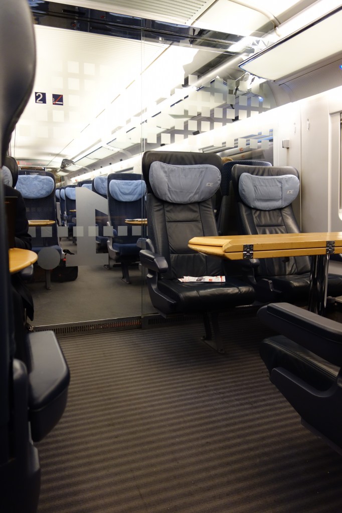 Ein Blick von der 1.Klasse in die 2.Klasse des ICE 1721 Hamburg-Altona - Berlin Südkreuz, Februar 2015, Wagen 27, Platz 12. Eine Doppeltraktion ICE T7 (BR 411) bedient diese Leistung planmäßig.