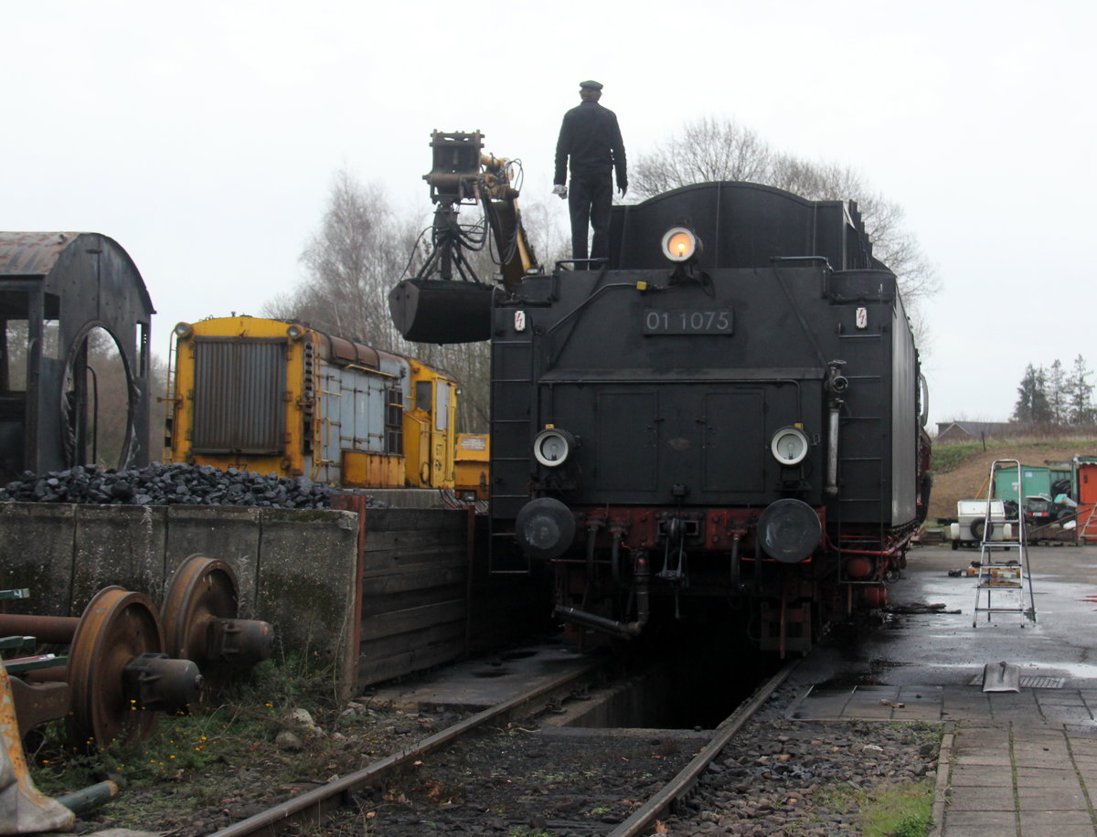 Ein Blick auf die 01 1075 von SSN beim Kohlefassen steht in Simpelveld(NL). Aufgenommen in Simpelveld(NL). Bei Regenwolken am Kalten Nachmittag vom 30.12.2018