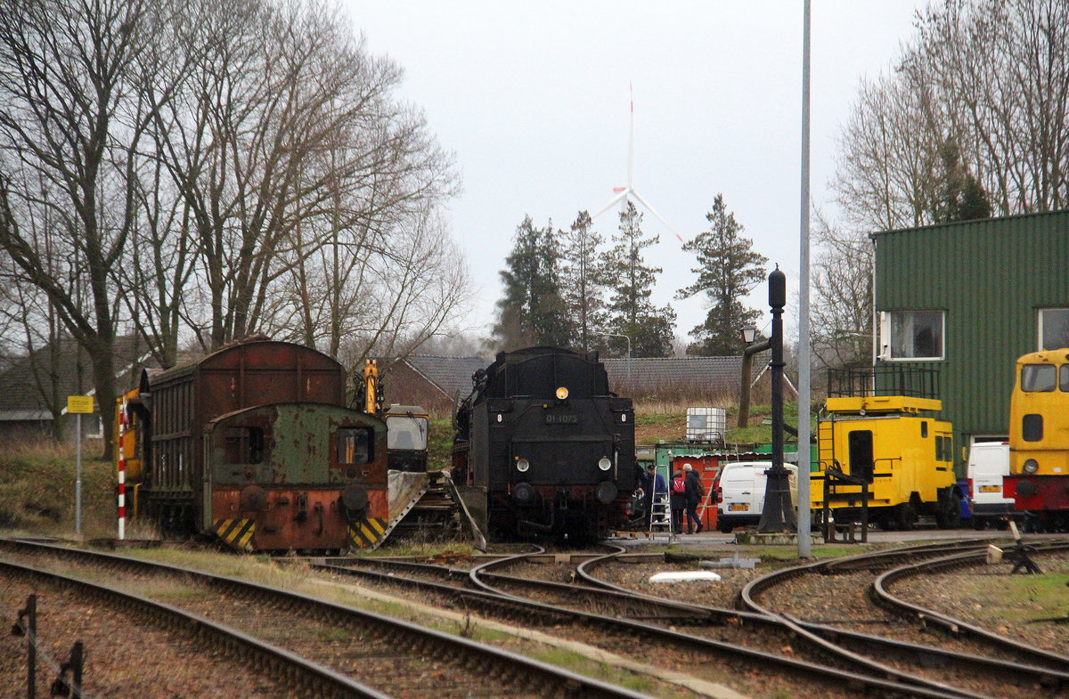 Ein Blick auf die 01 1075 von SSN  steht in Simpelveld(NL). 
Aufgenommen von einem Fußweg in Simpelveld(NL). 
Bei Regenwolken am Kalten Nachmittag vom 30.12.2018