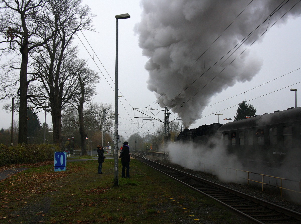 Ein Blick auf die 01 1075 kommt mit viel Qulam mit einem Sonderzug aus Rotterdam(NL) nach Aachen-Hbf(D) aus Richtung Herzogenrath und fährt durch Kohlscheid in Richtung Richterich,Laurensberg,Aachen-West,Aachen-Schanz,Aachen-Hbf. 
Aufgenommen in Kohlscheid bei Wolken am Mittag vom 6.12.2014.