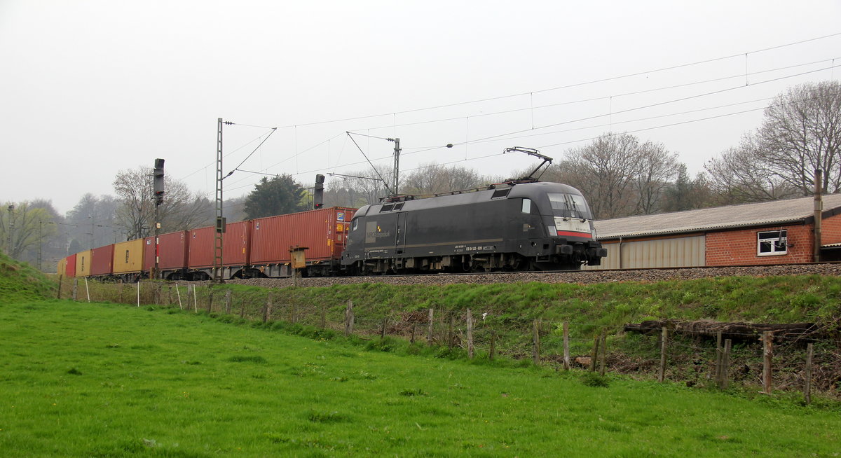 Ein Blick auf die 182 528-0 von MRCE/Crossrail fährt als Schubhilfe sie schiebt einem langen MSC-Containerzug aus Germersheim(D) nach Antwerpen-Krommenhoek(B) bis zum Gemmenicher-Tunnel. Vorne fährt die Class 66 PB13 von Beacon-Rail. Aufgenommen von einem Weg in Reinartzkehl. Am Nachmittag vom 9.4.2019. 