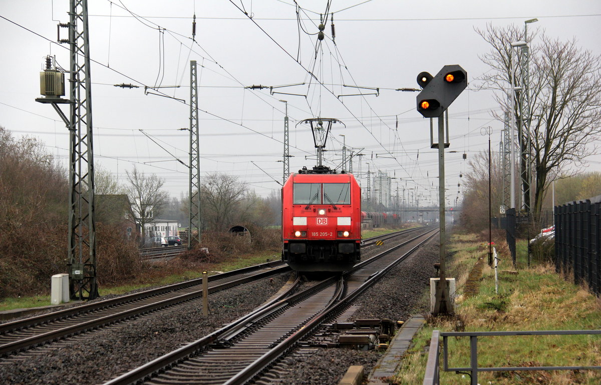 Ein Blick auf die 185 205-2 DB. Sie fährt als Lokzug aus Neuss-Gbf nach Nievenheim-Gbf und holt sich dort einen Aluzug ab.
Aufgenommen vom Bahnsteig 2 in Nievenheim. 
Bei Regenwetter am Mittag vom 1.4.2018.
