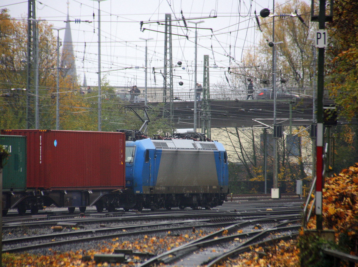 Ein Blick auf die 185 525-3 von Crossrail. 
Sie fährt mit einem Güterzug aus Antwerpen-Berendrecht(B) nach Germersheim(D) in Richtung Aachen-Schanz,Aachen-Hbf,Köln.
Aufgenommen vom Bahnsteig in Aachen-West.
Bei Regenwetter am Nachmittag vom 20.11.2017.
