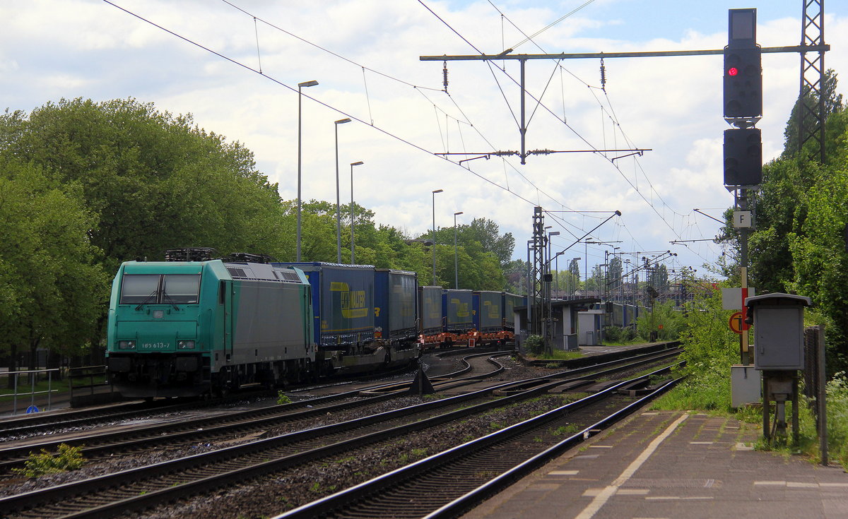 Ein Blick auf die  185 613-7 von Crossrail  mit einem LKW-Zug in Duisburg-Rheinhausen-Ost.
Aufgenommen vom Bahnsteig in Duisburg-Rheinhausen-Ost. 
Bei Sonne und Regenwolken am Nachmittag vom 30.4.2018.