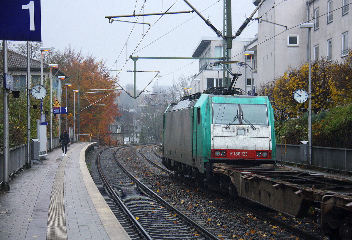 Ein Blick auf die 186 123 von Railtraxx.
Sie zieht ein Güterzug aus Frankfurt-Höchstadt am Main(D) nach Genk-Goederen(B) in Richtung Aachen-West.
Aufgenommen vom Bahnsteig von Aachen-Schanz.
Bei Regenwetter am Morgen vom 21.11.2017.