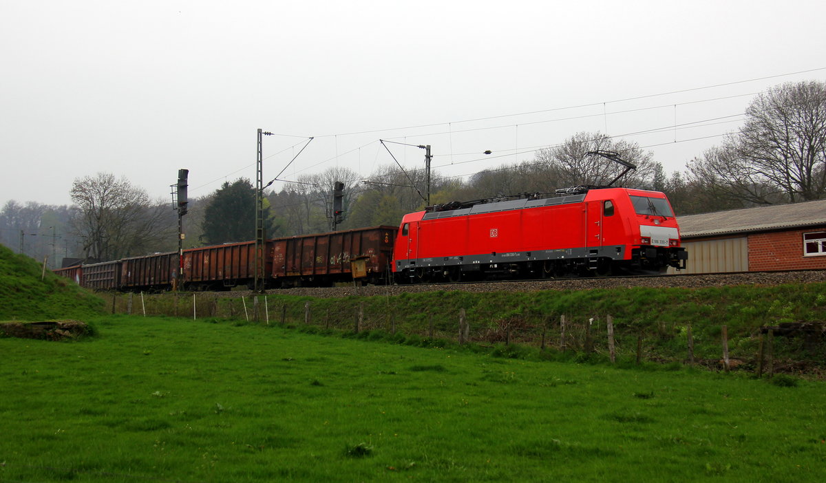 Ein Blick auf die 186 330-7 DB-Schenker fährt als Schubhilfe sie schiebt einem schweren Schrottzug aus Köln-Kalk(D) nach Genk-Goederen(B) bis zum Gemmenicher-Tunnel. 
Vorne fährt 186 386-9 von Akiem/Lineas.
Aufgenommen von einem Weg in Reinartzkehl.
Am Nachmittag vom 9.4.2019. 