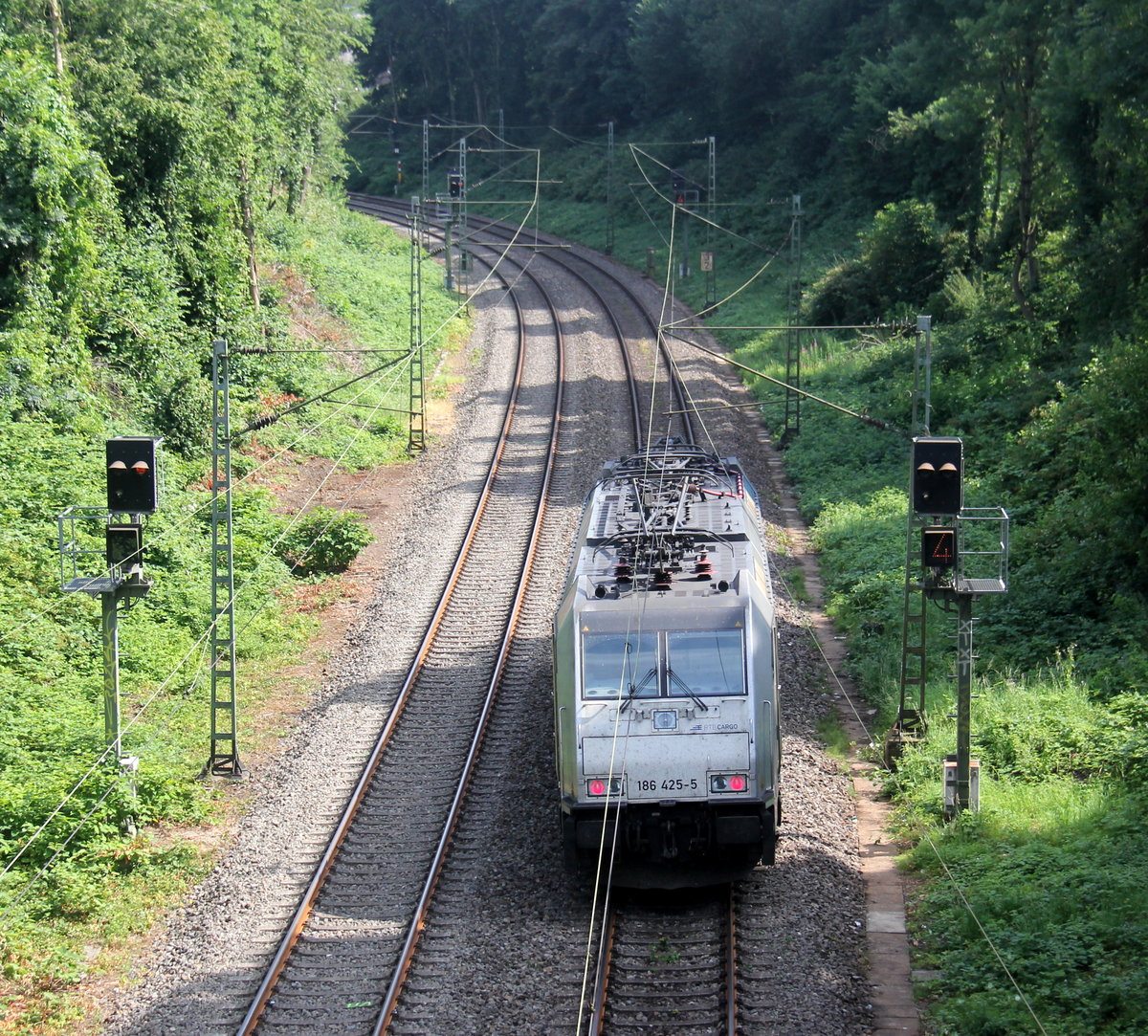 Ein Blick auf die 186 425-5 von der Rurtalbahn-Cargo sie fährt als Lokzug aus Aachen-West(D) nach Aachen-Hbf(D) und kommt aus Richtung Aachen-West und fuhr durch Aachen-Schanz in Richtung Aachen-Hbf.
Aufgenommen von der Brücke in Aachen-Schanz.
Bei Sommerwetter am Nachmittag vom 16.7.2019.