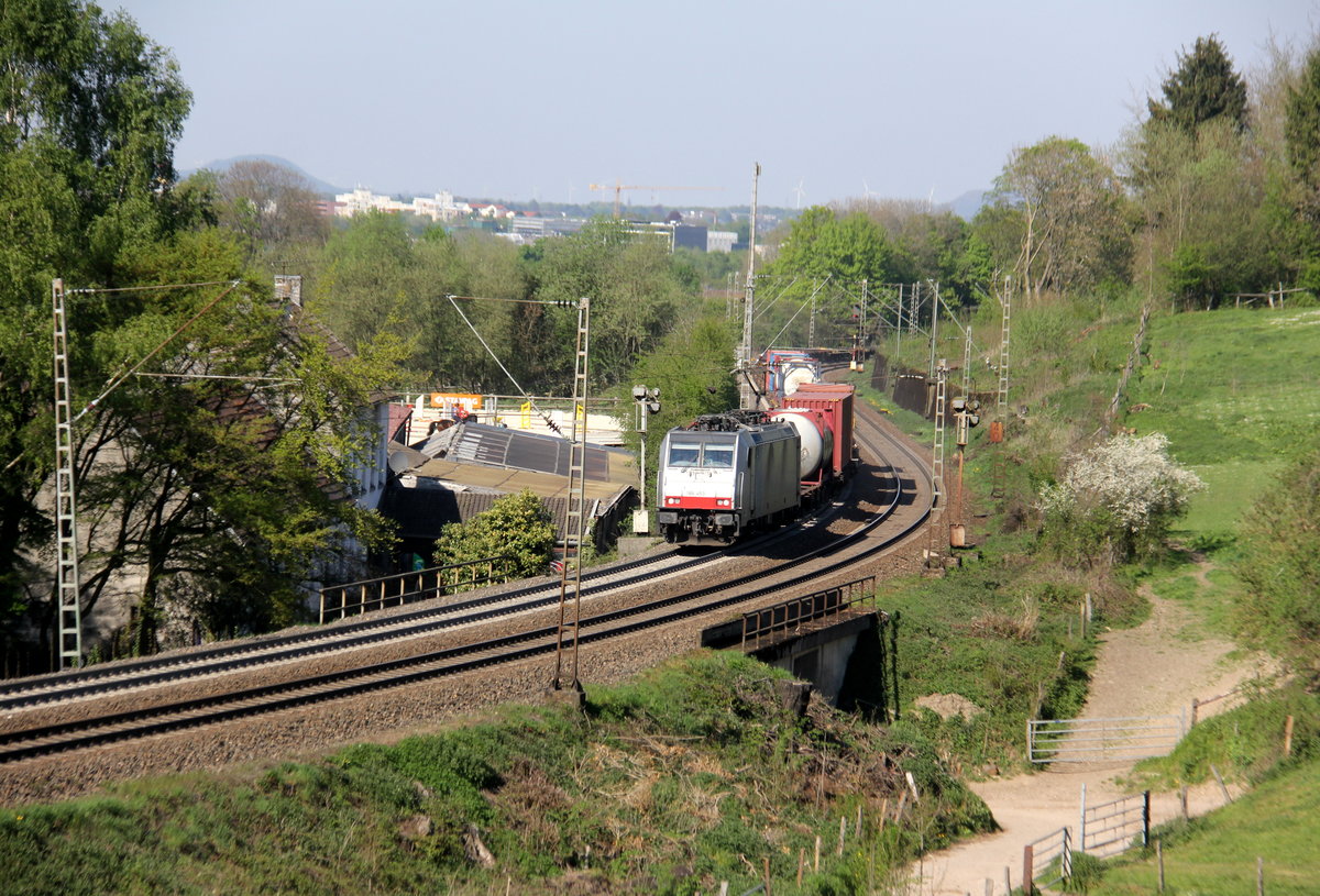 Ein Blick auf die 186 453-7 von Lineas/Railpool kommt aus Richtung Aachen-West und fährt die Gemmenicher-Rampe hoch mit einem Containerzug aus Wien-Freudenau-Hafen(A) nach Antwerpen-D.S.(B) und fährt gleich in den Gemmenicher-Tunnel hinein.
Aufgenommen von einer Wiese in Reinartzkehl.
Bei schönem Frühlingswetter am Nachmittag vom 21.4.2019.