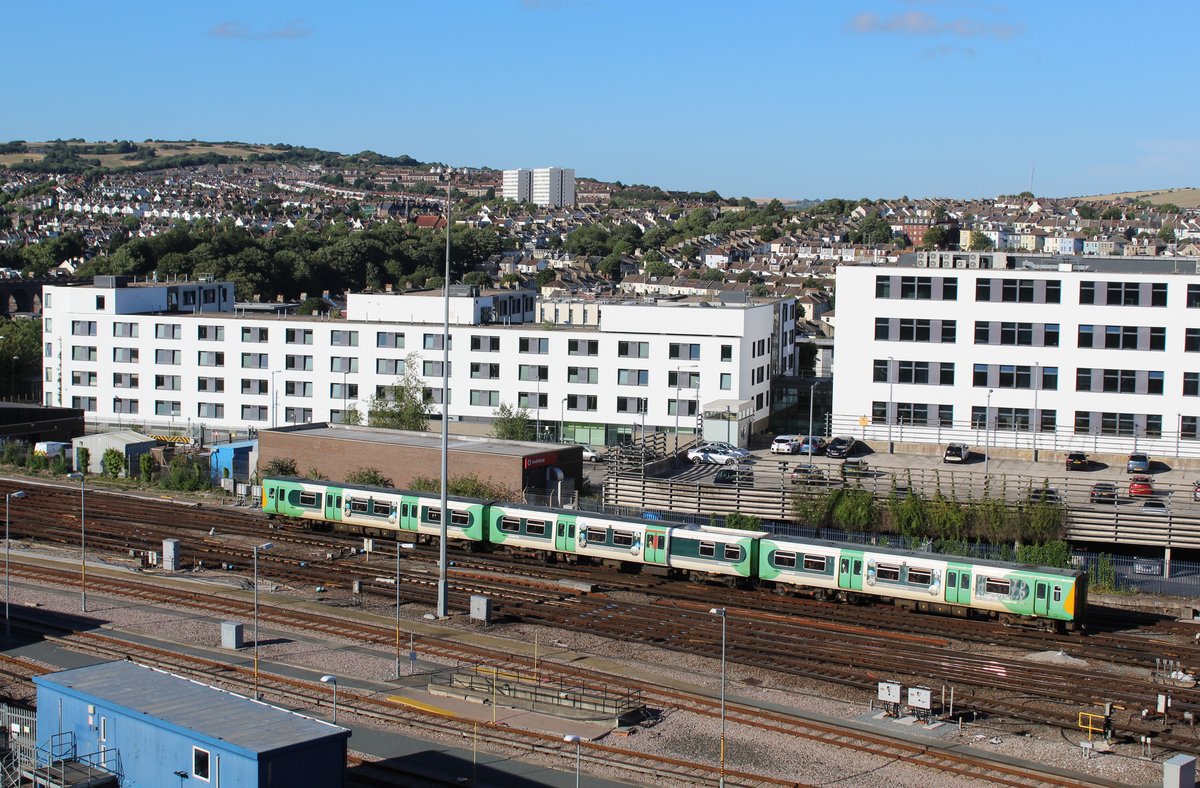 Ein Blick auf den Brighton Railway Station Ein Class 377 als 