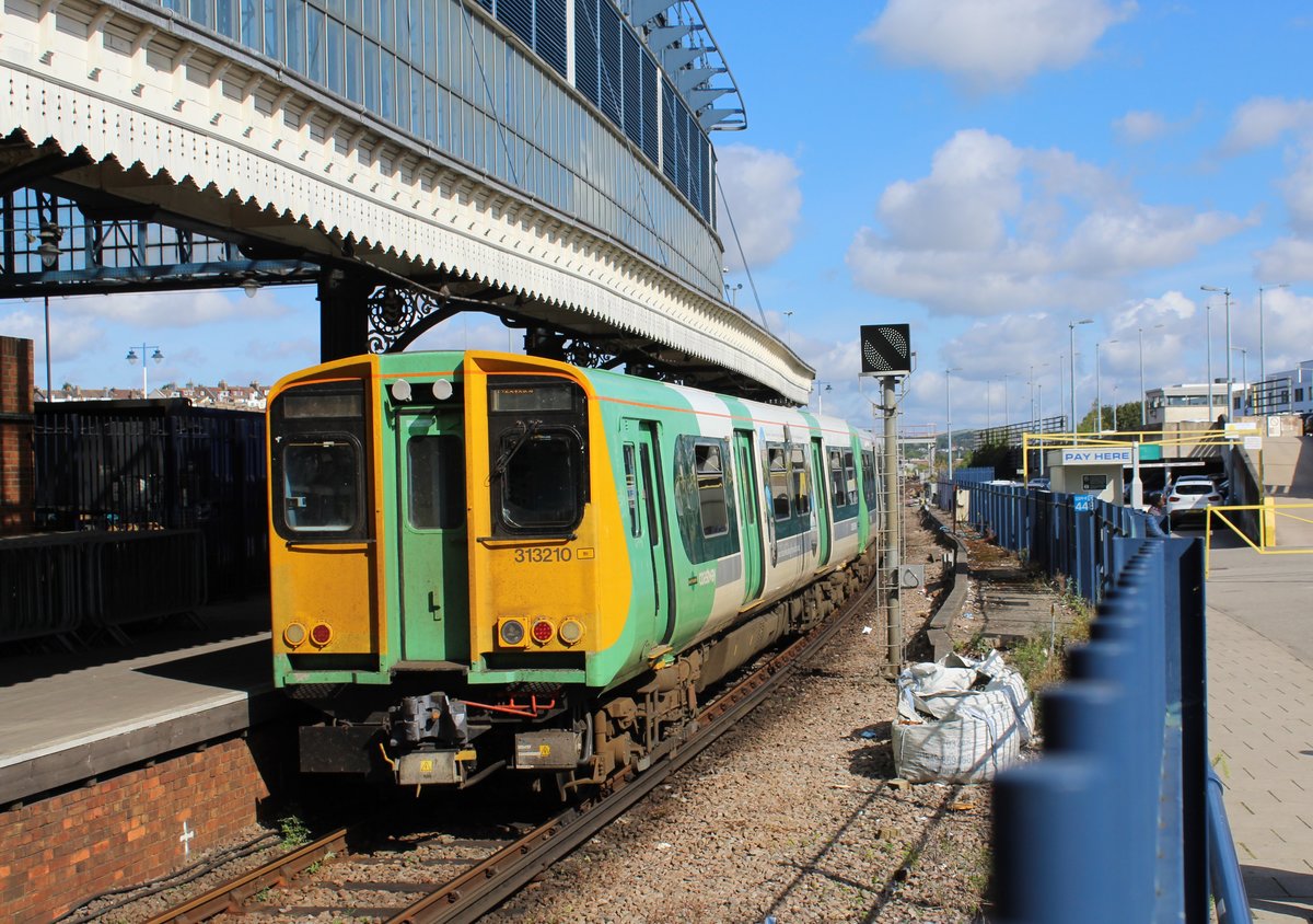 Ein Blick auf den Brighton Railway Station:
Der Class 313 210 bei der Abfahrt am 1. August 2018 in Brighton.