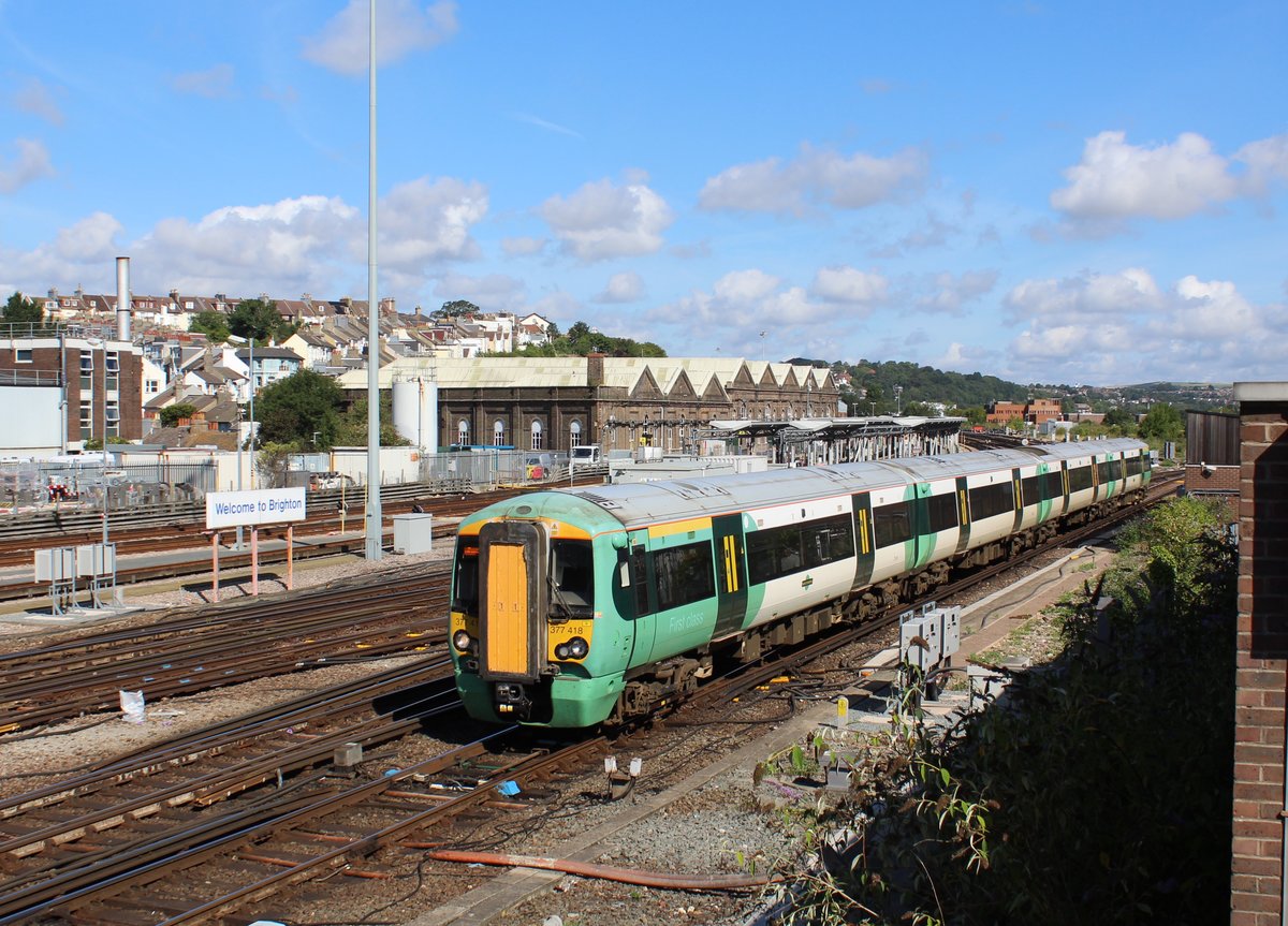 Ein Blick auf den Brighton Railway Station: 
Der Class 377 418 bei der Ankunft in Brighton. 

Mittwoch, 1. August 2018
