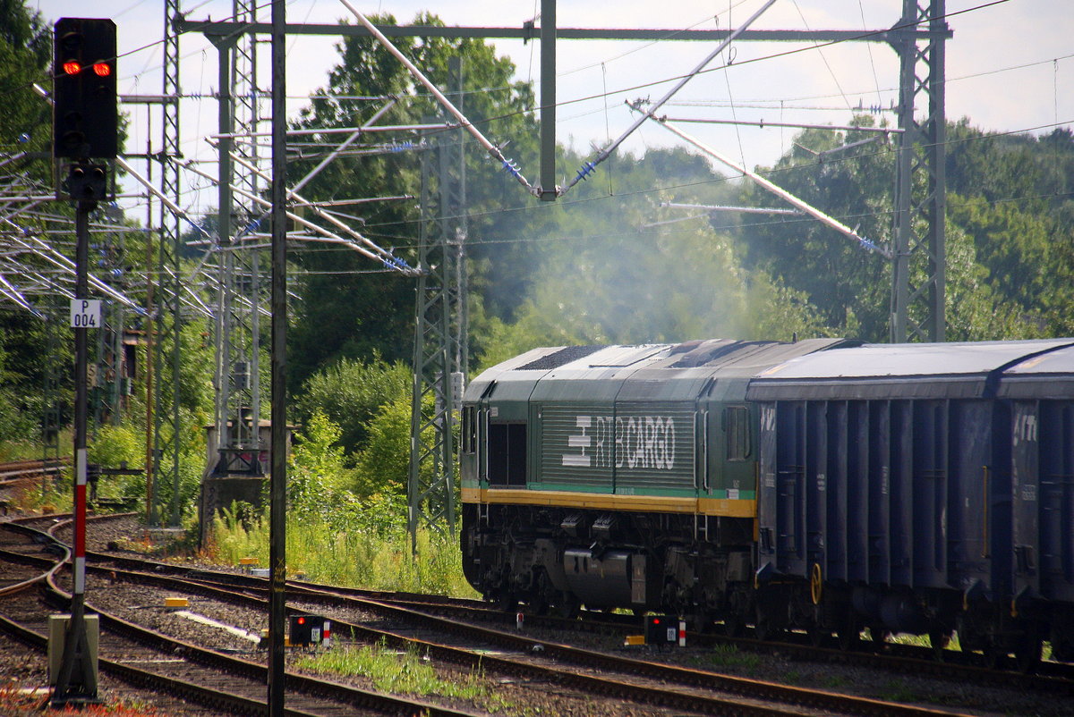 Ein Blick auf die Class 66 PB17 on der Rurtalbahn Sie fährt mit viel Gas mit einem Bleizug aus Sloehaven(NL) nach Stolberg-Hammer(D) und fährt gleich die Kohlscheider-Rampe hoch nach Kohlscheid in Richtung Kohlscheid,Richterich,Laurensberg,Aachen-West,Aachen-Schanz,Aachen-Hbf,Aachen-Rothe-Erde-Eilendorf,Stolberg-Hbf-Rheinland. Aufgenommen am Bahnhof von Herzogenrath. 
Bei Sommerwetter am Nachmittag vom 22.7.2017.