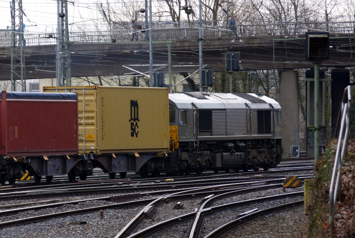 Ein Blick auf die Class 66 DE6306 von Crossrail. Sie fährt mit einem Güterzug aus Antwerpen-Berendrecht(B) nach Germersheim(D) in Richtung Aachen-Schanz,Aachen-Hbf,Köln. Aufgenommen vom Bahnsteig in Aachen-West. 
Bei Regenwetter am kalten Nachmittag vom 7.3.2018.