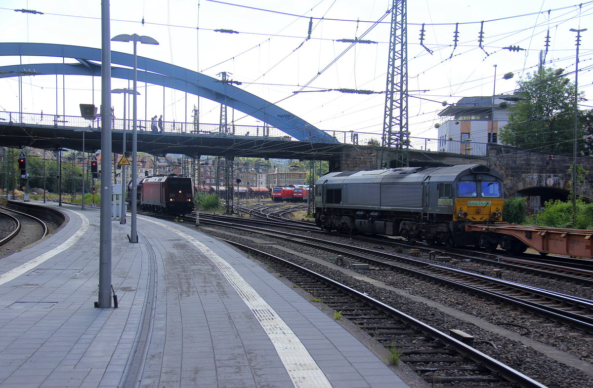 Ein Blick auf die Class 66 266 035-5 von Railtraxx  sie zieht ein Güterzug aus Richtung Köln nach Aachen-West und fuhr durch Aachen-Hbf in Richtung Aachen-Schanz,Aachen-West.
Aufgenommen vom Bahnsteig 6 vom Aachen-Hbf
Bei Sommerwetter am Nachmittag vom 13.7.2018.