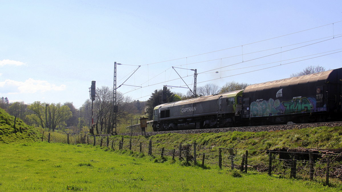 Ein Blick auf die Class 66 6603 von Captrain fährt jetzt für Railtraxx: Sie zieht einen schweren Güterzug aus Linz Voestalpine(A) nach Antwerpen-Waaslandhaven(B). 
Aufgenommen von einem Weg in Reinartzkehl.
Bei schönem Frühlingswetter am Nachmittag vom 19.4.2019.