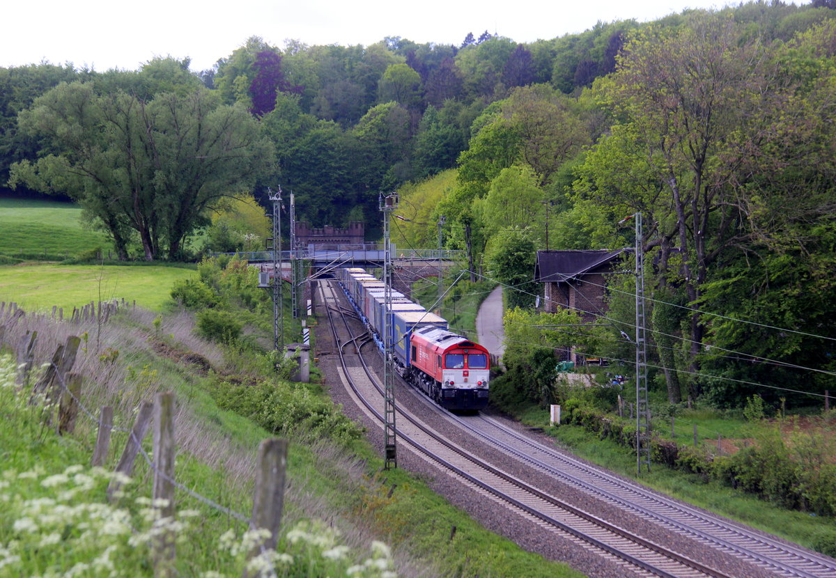 Ein Blick auf die Class 66 DE6301  Debora  von Crossrail fährt als Schubhilfe sie schiebt einem schweren LKW-Zug aus Novara(I) nach Zeebrugge(B) bis zum Gemmenicher-Tunnel. Vorne fährt 186 150-9 von Crossrail. Aufgenommen von einer Wiese in Reinartzkehl. 
Bei schönem Frühlingswetter am Nachmittag vom 12.5.2019.