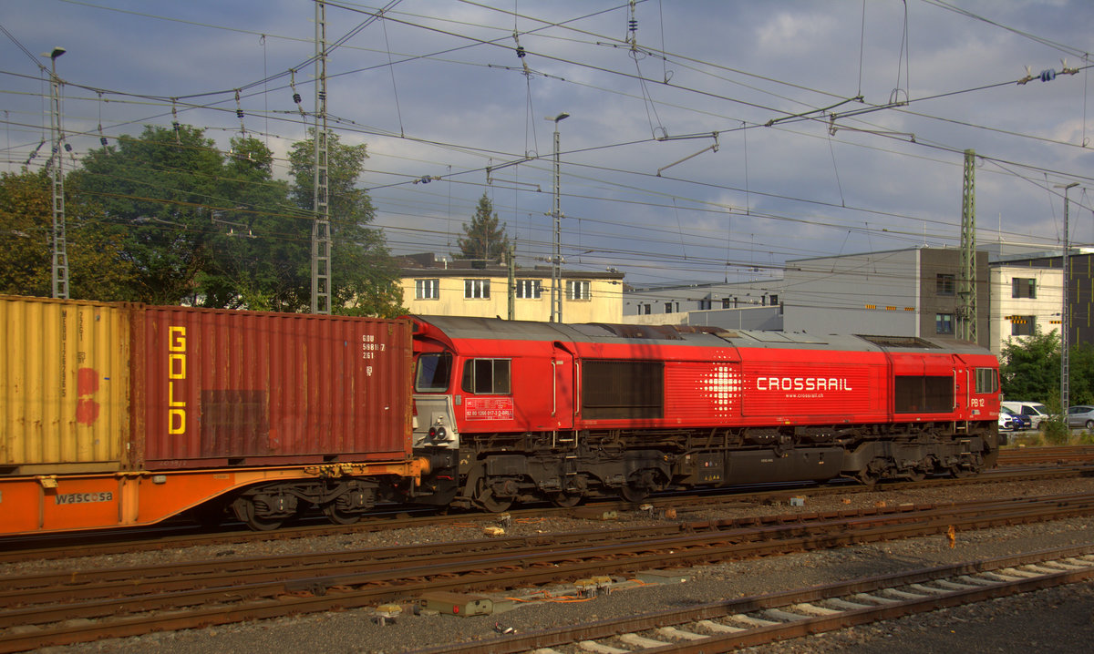 Ein Blick auf die Class 66 PB12  Marleen  von Crossrail.
Sie fährt mit einem Güterzug aus Germersheim(D) nach Antwerpen-Krommenhoek(B) in Richtung Montzen/Belgien.
Aufgenommen vom Bahnsteig in Aachen-West.
Bei Sonne und Wolken am Abend vom 13.9.2019.