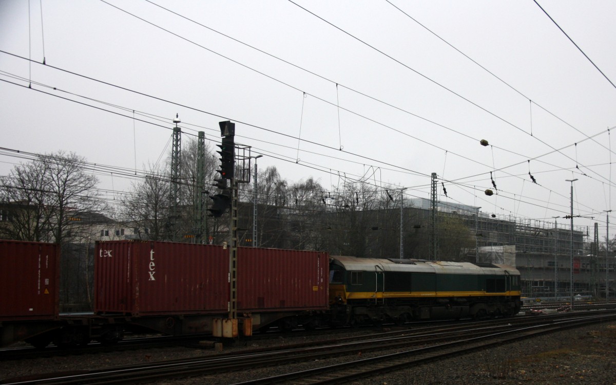 Ein Blick auf die Class 66 29002 von Crossrail. 
Sie fährt mit einem sehr langen MSC-Containerzug aus  Weil Am Rhein(D) nach Antwerpen-Berendrecht(B) in Richtung Belgien. 
Aufgenommen vom Bahnsteig in Aachen-West  bei Nebelwolken am Nachmittag vom 19.3.2015.