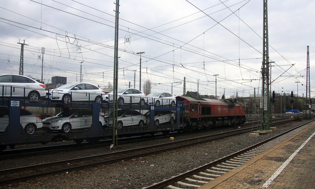 Ein Blick auf die Class 66 DE6302  Federica  von Crossrail steht in Aachen-West mit einem Ford-Autozug aus Dillingen(an der Saar)D) nach Antwerpen-Waaslandhaven(B). Aufgenommen vom Bahnsteig in Aachen-West bei Sonne und Wolken am Nachmittag vom 27.3.2015.