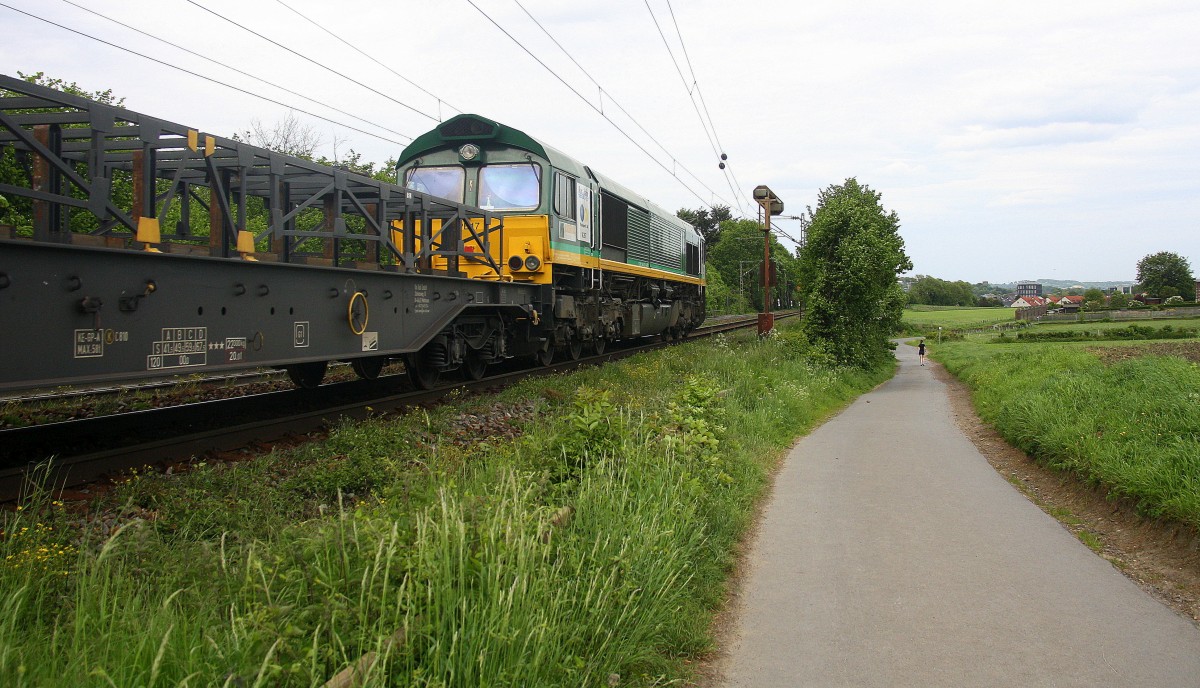 Ein Blick auf die Class 66 PB17 von der Rurtalbahn  sie kommt mit einem Kurzen Kupferleerzug aus Olen(B) nach Hegyeshalom(H). 
Aufgenommen an der Montzenroute am Gemmenicher-Weg.
Bei Sonne und Wolken am Abend vom 18.5.2015.