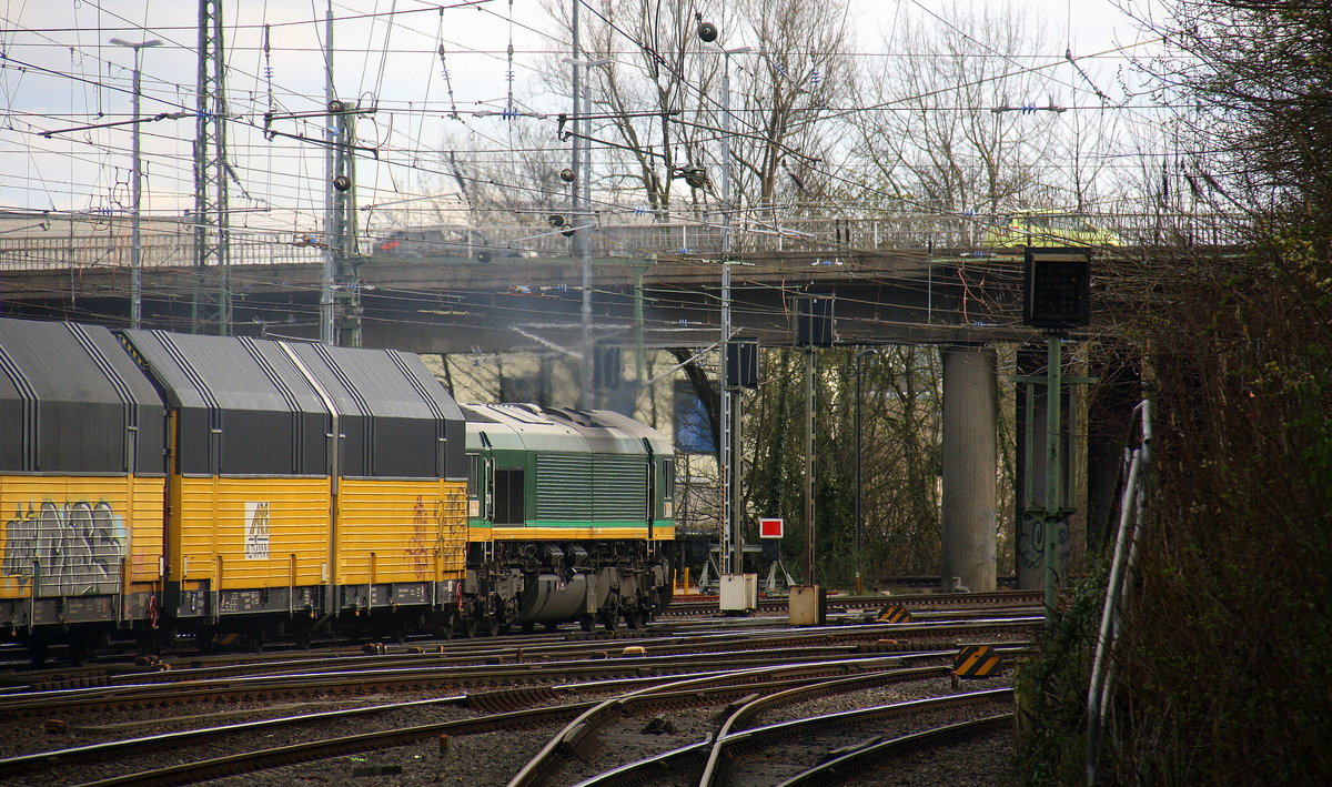 Ein Blick auf die Class 66 RL002/V270 von der Rurtalbahn-Cargo sie fährt mit viel Dieselpower mit einem ARS-Autologistikzug aus Bremen(D) nach Zeebrugge(B) bei der Abfahrt aus Aachen-West und fährt in Richtung Montzen/Belgien. Aufgenommen vom Bahnsteig in Aachen-West. 
Bei Sonne und Wolken am Nachmittag vom 4.4.2016.