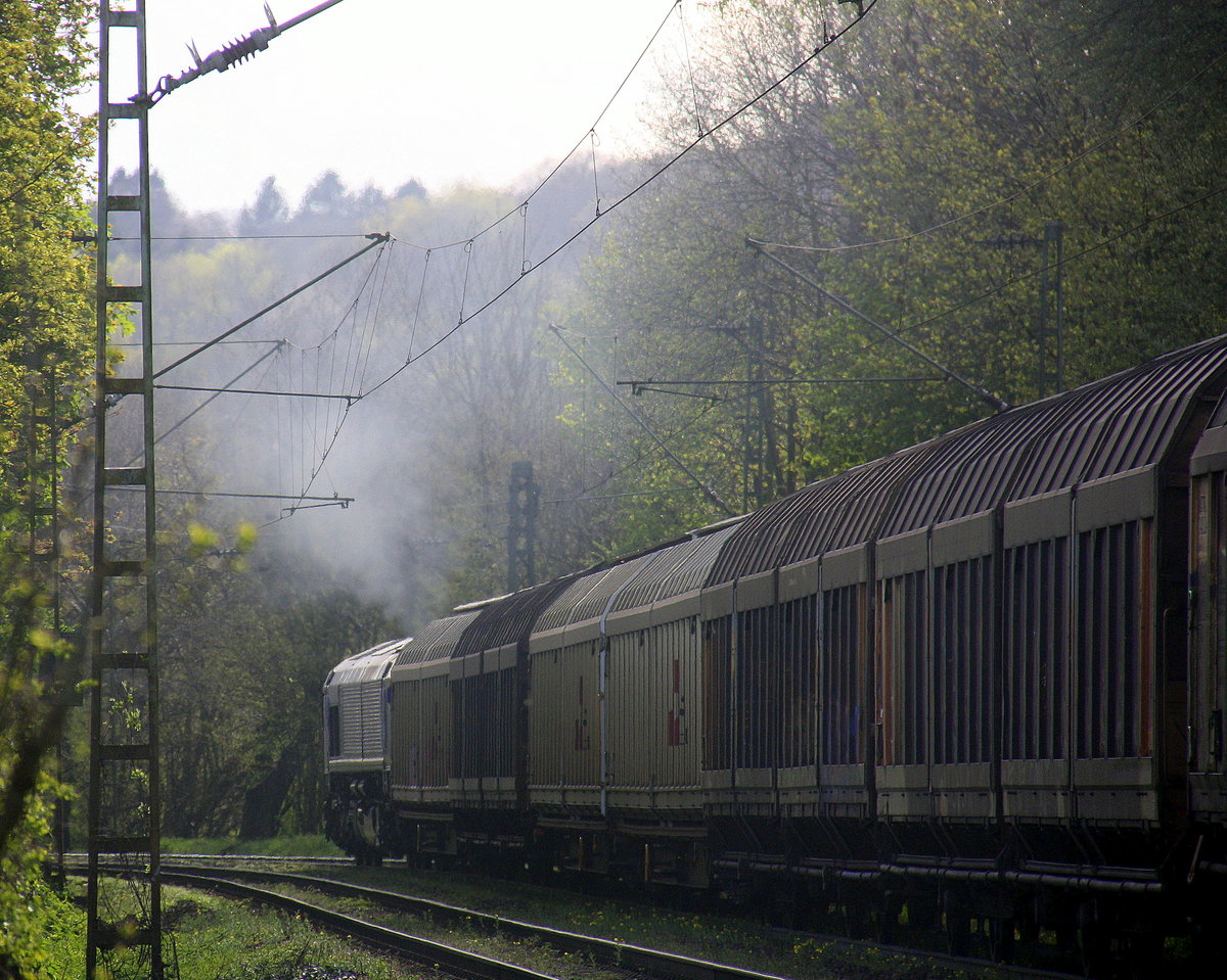 Ein Blick auf die Class 66 266 026-4 von Railtraxx.  
Sie zieht einen schweren Coilzug aus Linz Voestalpine(A) nach Antwerpen-Waaslandhaven(B). 
Aufgenommen an der Montzenroute am Gemmenicher-Weg. 
Bei schönem Frühlingswetter am Nachmittag vom 21.4.2016. 