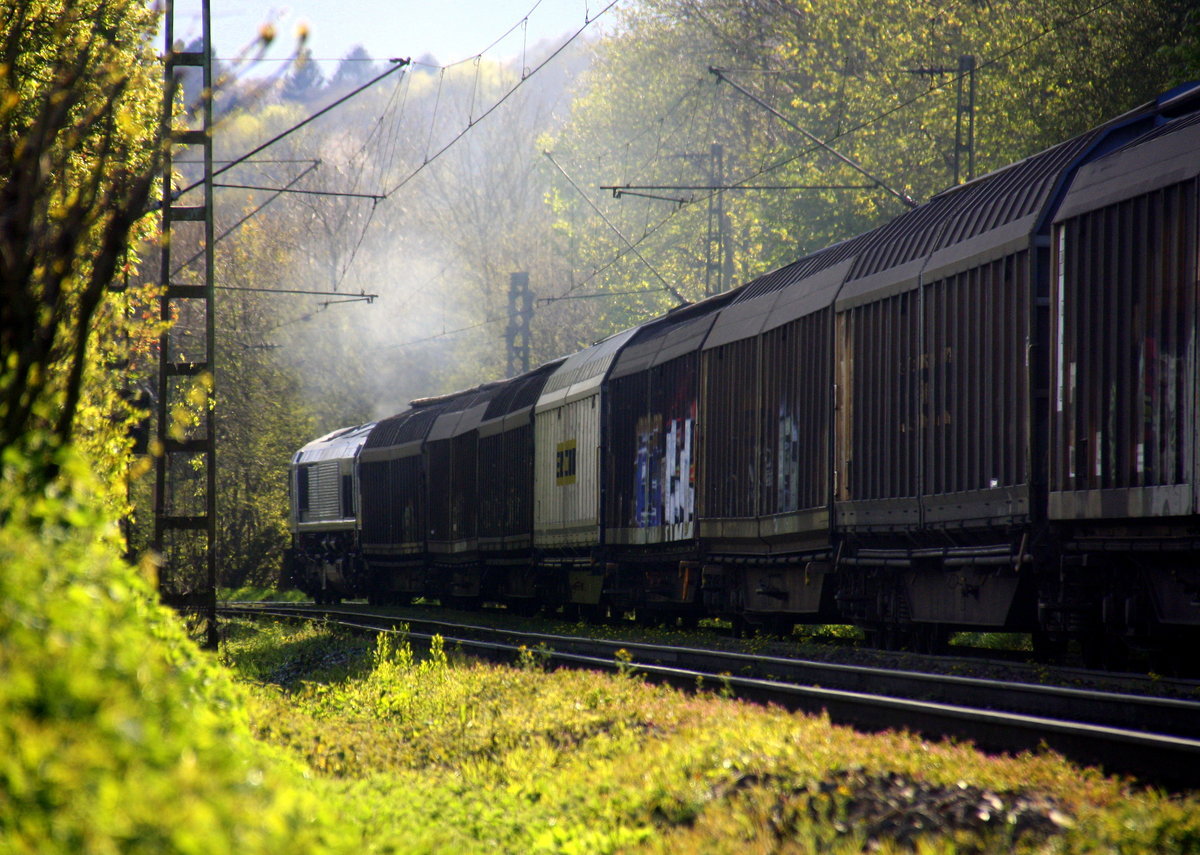 Ein Blick auf die Class 66 266 026-4 von Railtraxx. Sie zieht einen schweren Coilzug aus Linz Voestalpine(A) nach Antwerpen-Waaslandhaven(B). Aufgenommen an der Montzenroute am Gemmenicher-Weg. 
Aufgenommen an der Montzenroute am Gemmenicher-Weg. 
Bei Sonne und Regenwolken am Nachmittag vom 28.4.2016.