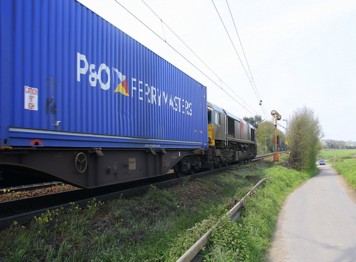 Ein Blick auf die Class 66 DE6309 von DLC Railways.
Sie kommt die Gemmenicher-Rampe herunter nach Aachen-West mit einem Containerzug aus Zeebrugge-Ramskapelle(B) nach Milano(I). Aufgenommen an der Montzenroute am Gemmenicher-Weg. 
Bei schönem Frühlingswetter am Nachmittag vom 2.5.2016.