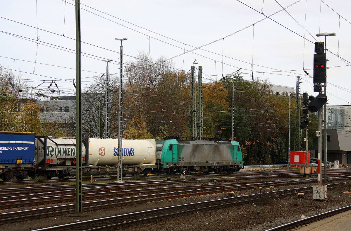 Ein Blick auf die Cobra 2808. Sie fährt mit einem Containerzug aus Gallarate(I) nach Antwerpen-Oorderen(B) in Richtung Belgien. 
Aufgenommen vom Bahnsteig in Aachen-West.
Bei schönem Herbstwetter am Nachmittag vom 8.11.2015.