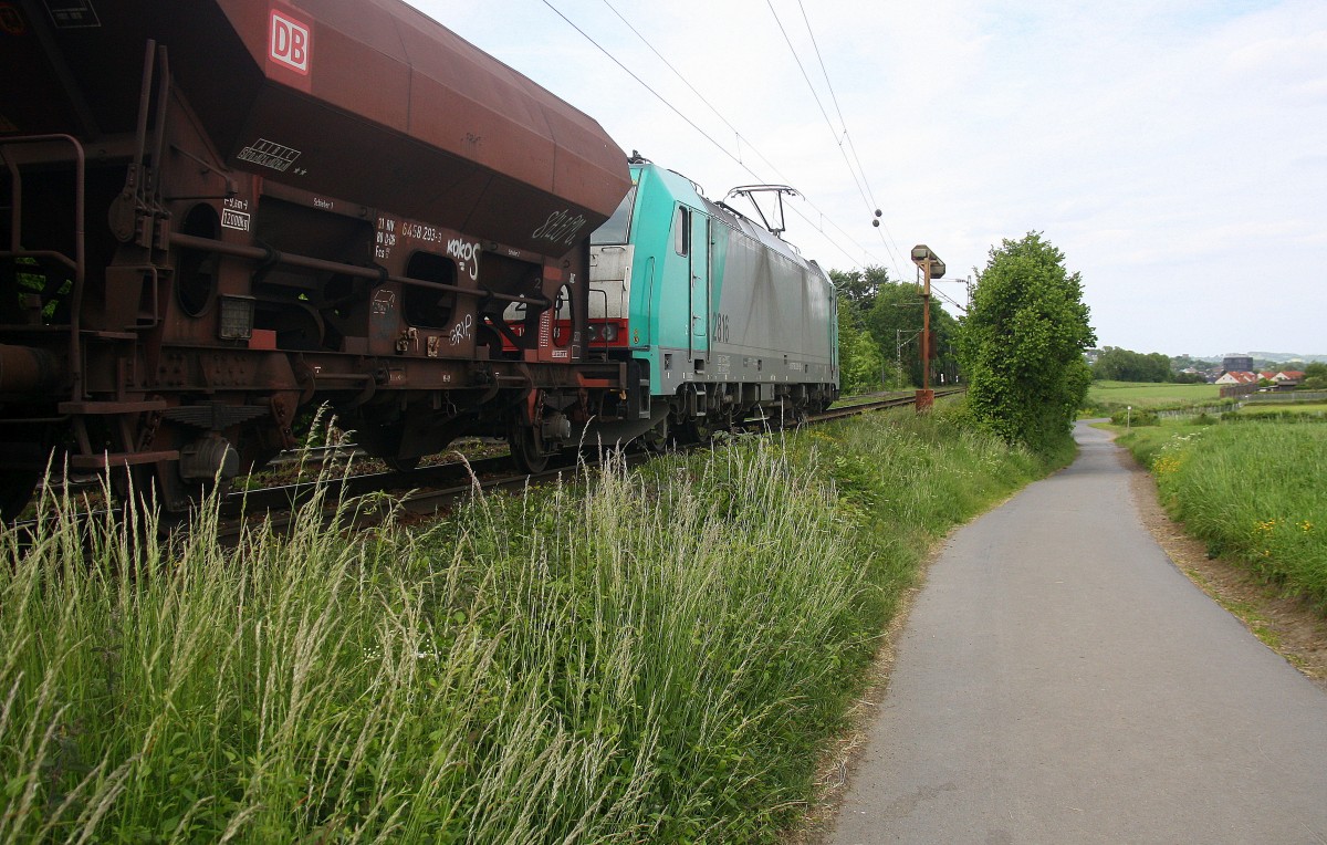 Ein Blick auf die Cobra 2816 sie kommt mit einem Kohlenzug aus Gent-Zeehaven(B) nach Garching(D). 
Aufgenommen an der Montzenroute am Gemmenicher-Weg.
Bei Sonne und Wolken am Nachmittag vom 29.5.2015.