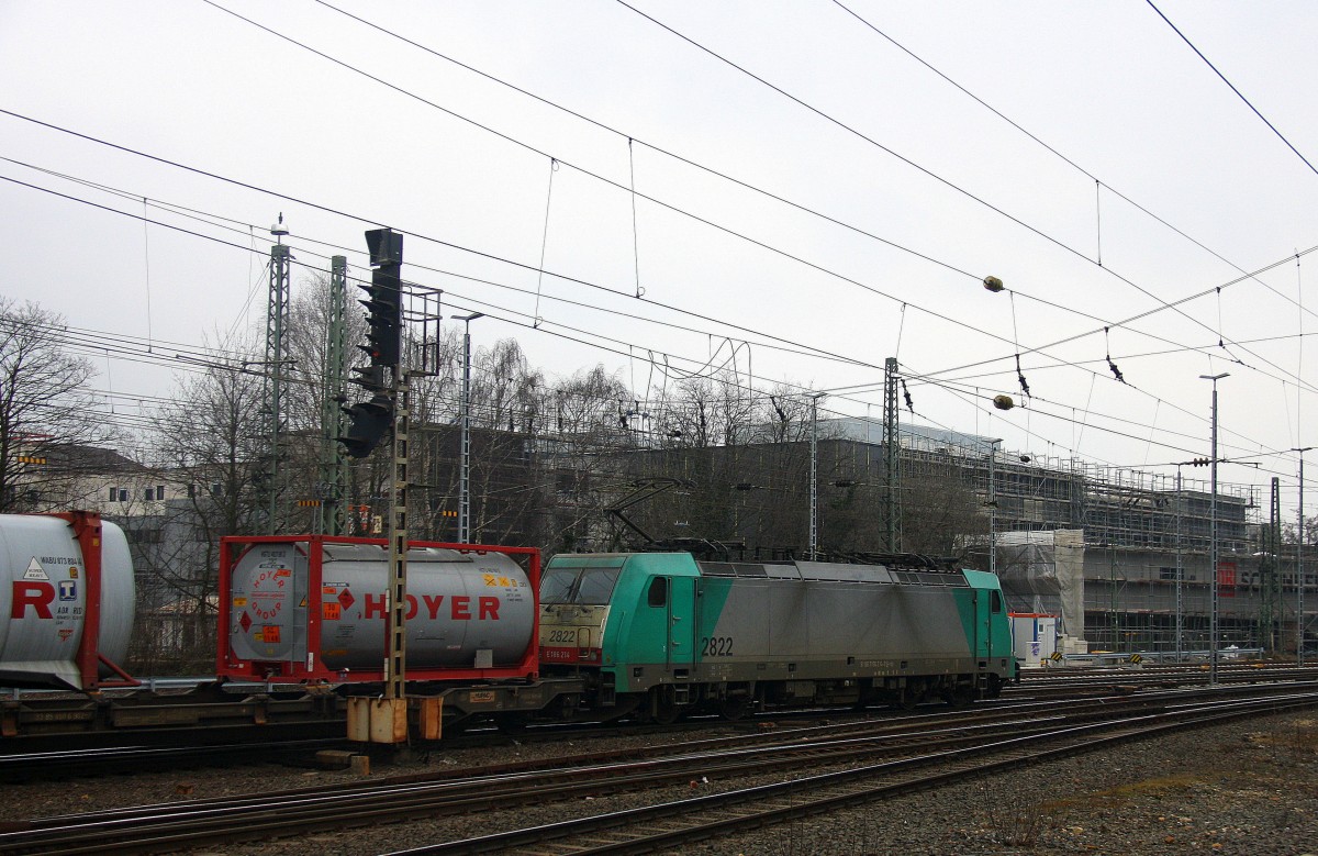 Ein Blick auf die Cobra 2822 sie fährt mit einem langen Containerzug aus  Gallarate(I) nach Zeebrugge(B) bei der Ausfahrt von Aachen-West und fährt in Richtung Belgien. Aufgenommen vom Bahnsteig in Aachen-West am 14.3.2015.
