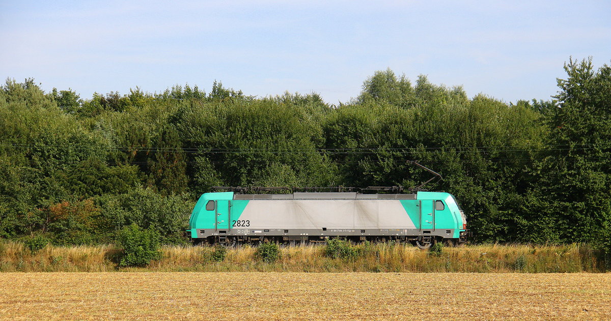 Ein Blick auf die Cobra 2823 kommt als Lokzug aus Millingen(D) nach Aachen-West und nd kommt aus Richtung Mönchengladbach-Hbf,Rheydt-Hbf,Wickrath,Beckrath,Herrath und fährt durch Mennekrath in Richtung Erkelenz,Baal,Hückelhoven-Baal,Brachelen,Lindern,Süggerath,Geilenkirchen,Frelenberg,Zweibrüggen,Übach-Palenberg,Rimburg,Finkenrath,Hofstadt,Herzogenrath, Kohlscheid,Richterich,Laurensberg,Aachen-West.
Aufenommen von einem Weg in Mennekrath. 
Bei Sommerwetter am Abend vom 17.7.2017. 