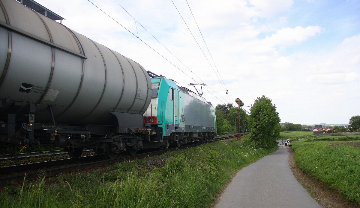 Ein Blick auf die Cobra 2834 sie kommt mit einem Kesselzug aus Antwerpen-BASF nach Ludwigshafen-BASF(D). Aufgenommen an der Montzenroute am Gemmenicher-Weg. Bei schönem Frühlingswetter am Nachmittag vom 18.5.2015.