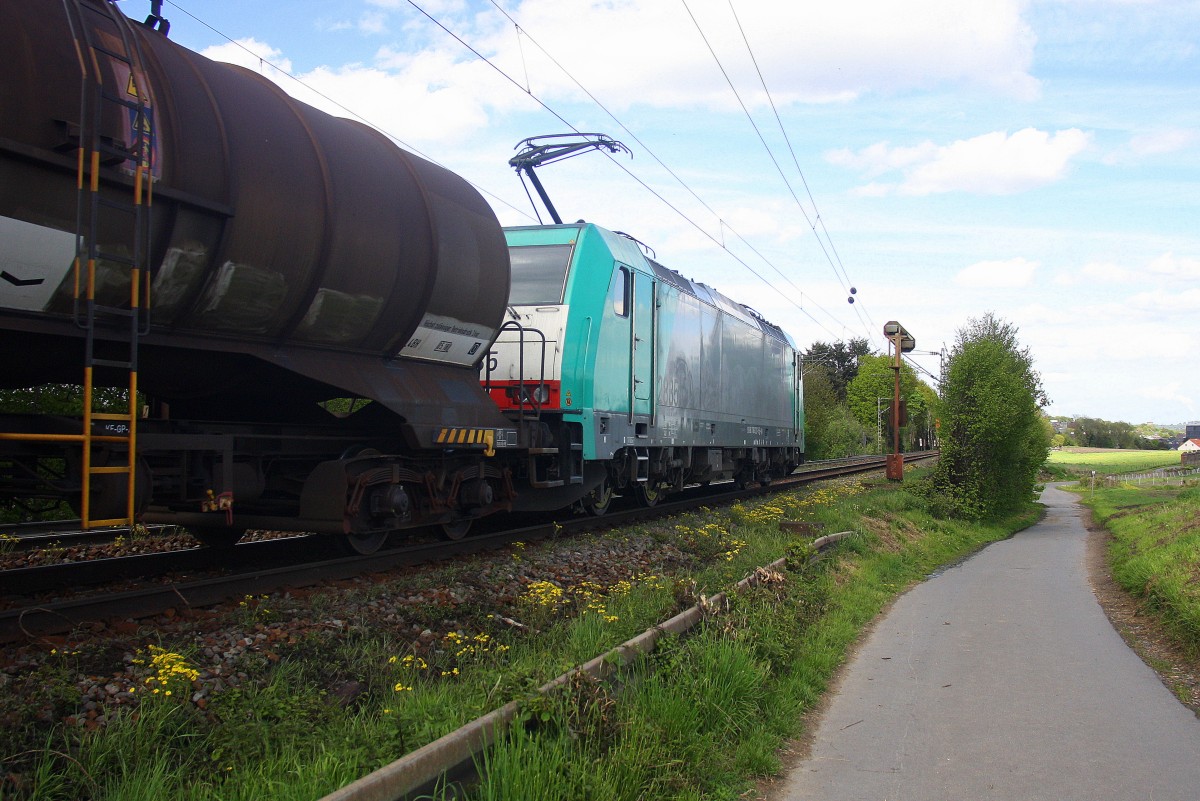 Ein Blick auf die Cobra 2835 sie kommt mit einem Kesselzug aus Antwerpen-BASF nach Ludwigshafen-BASF(D).
Aufgenommen an der Montzenroute am Gemmenicher-Weg am 4.5.2015.