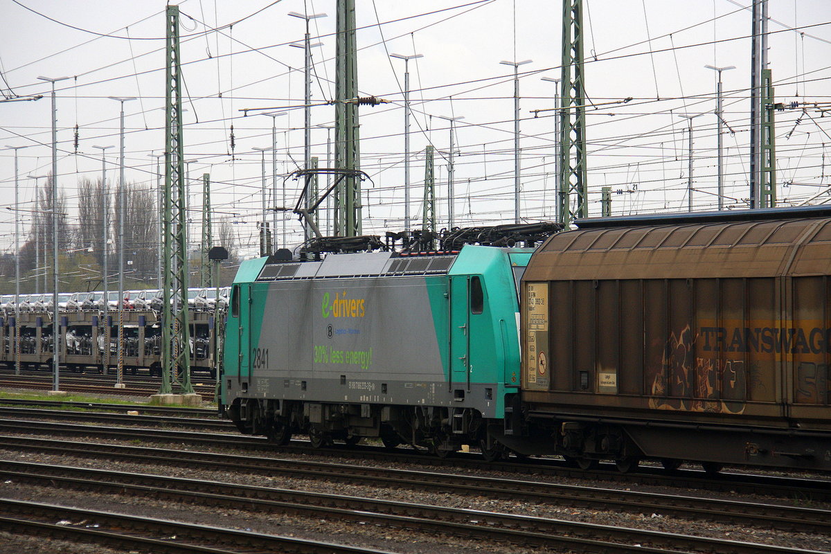 Ein Blick auf die Cobra 2841 sie kommt mit einem gemischten Güterzug aus Köln-Gremberg(D) nach Antwerpen-Noord(B) und fuhr in Aachen-West ein.
Aufgenommen vom Bahnsteig in Aachen-West. 
Bei Wolken am Nachmittag vom 13.4.2016.