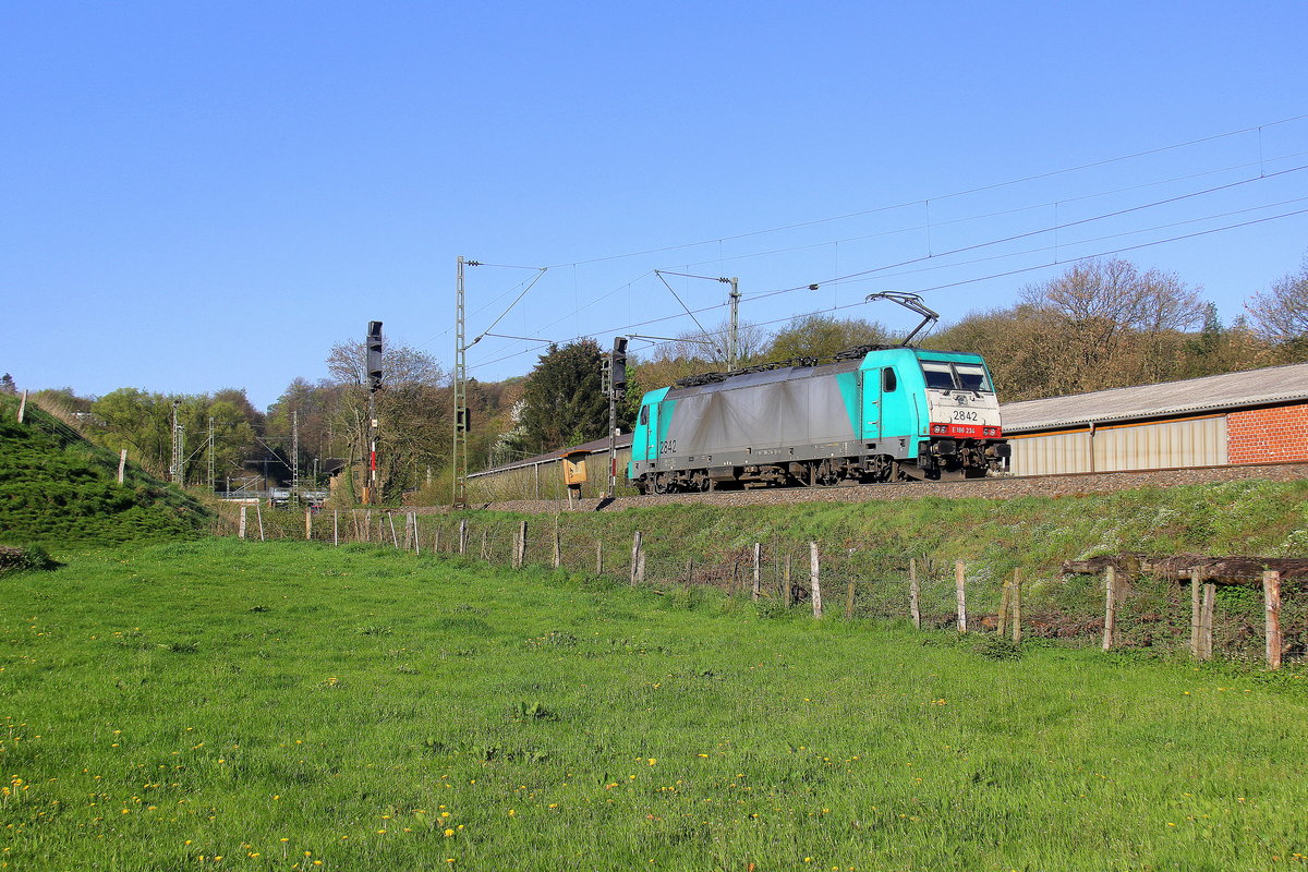 Ein Blick auf die Cobra 2842 sie fährt als Lokzug aus Aachen-West(D) nach Hermalle-Huy(B) und fährt die Gemmenicher-Rampe hoch. 
Aufgenommen von einem Weg in Reinartzkehl. 
Bei schönem Frühlingswetter am Morgen vom 20.4.2019. 