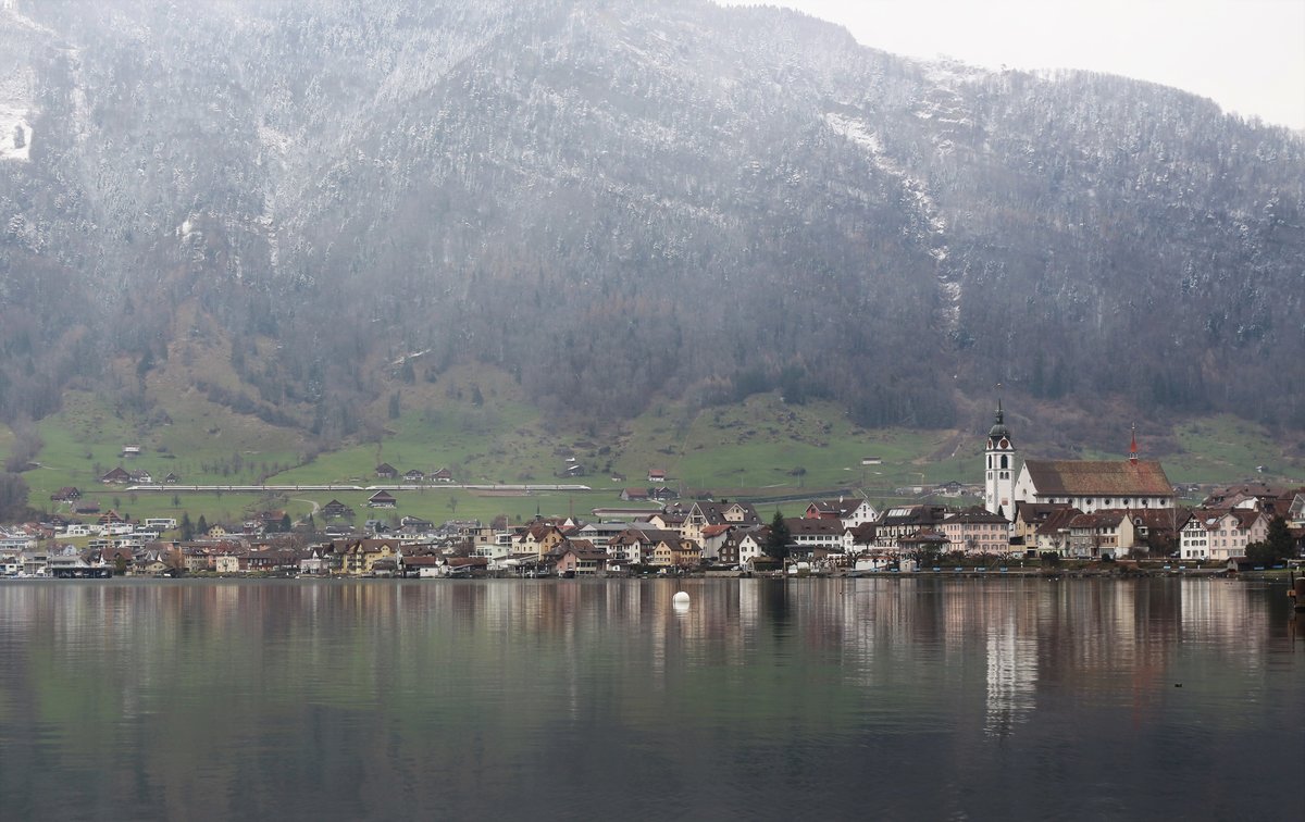 Ein Blick auf ein Dörflein am Zugersee:  Pinocchio-Doppeltraktion  unterwegs als EC Zürich HB - Milano C. zwischen Arth-Goldau und Walchwil. Aufgenommen wurde die beiden SBB RABe 503 am 22. März 2018 bei Arth (SZ)