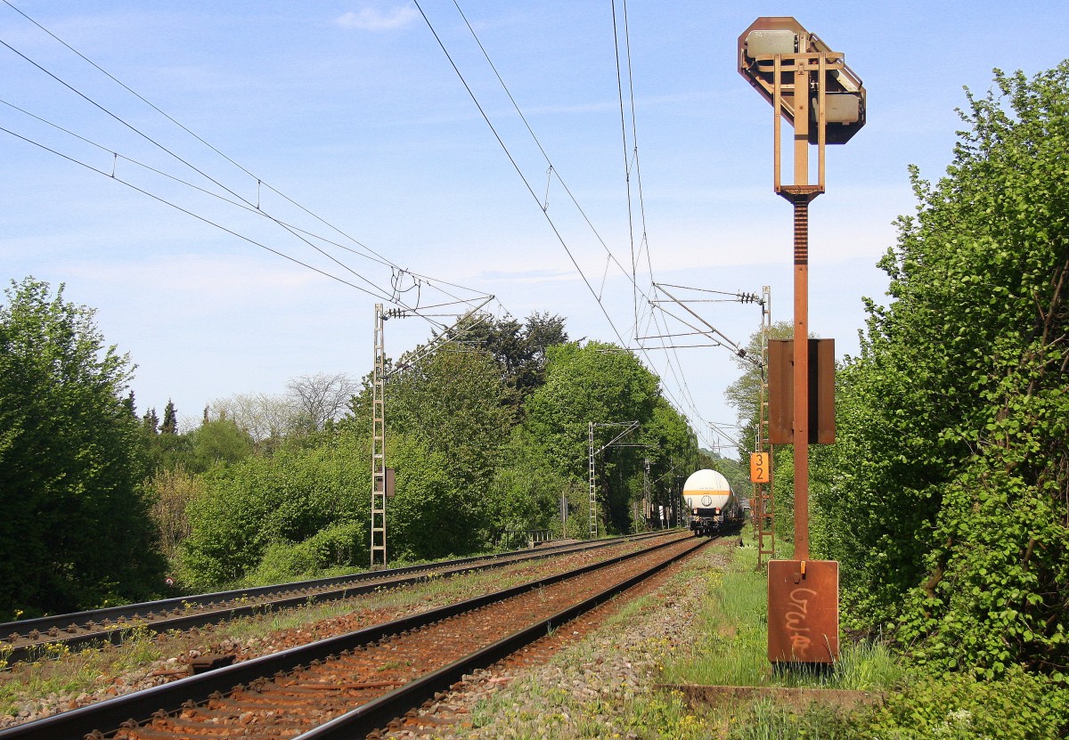 Ein Blick auf einem Kesselzug aus Antwerpen-BASF nach Ludwigshafen-BASF(D).
Aufgenommen an der Montzenroute am Gemmenicher-Weg.
Bei Sommerwetter am Nachmittag vom 11.5.2015.