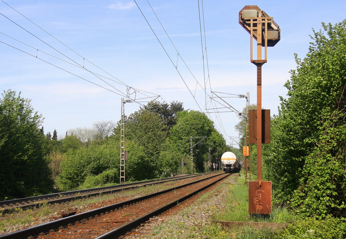 Ein Blick auf einem Kesselzug aus Antwerpen-BASF nach Ludwigshafen-BASF(D).
Aufgenommen an der Montzenroute am Gemmenicher-Weg.
Bei Sommerwetter am Nachmittag vom 11.5.2015.