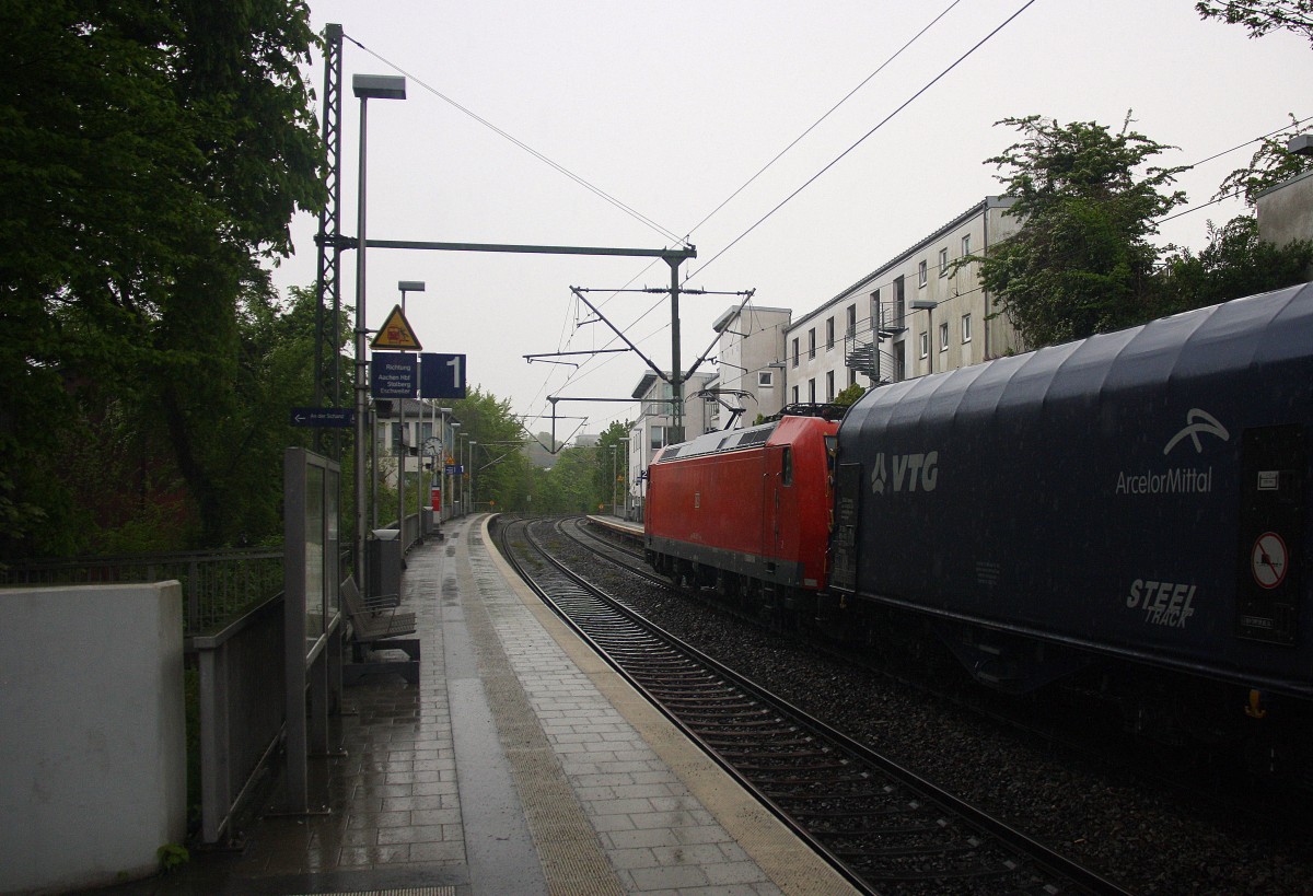 Ein Blick auf einen Coilzug aus  Linz-Voestalpine(A) nach Gent-Zeehaven(B) und fährt durch Aachen-Schanz in Richtung Aachen-West. 
Bei einem heftigen Regenschaueres am Morgen vom 5.5.2015.