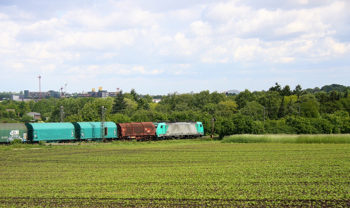 Ein Blick auf einen Coilzug aus Kinkempois(B) nach Köln-Gremberg(D).
Aufgenommen vom Friedrichweg an der Montzenroute.
Bei Sonne und Wolken am 30.5.2015.