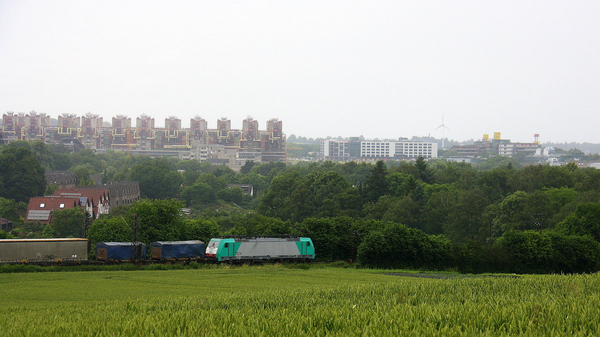 Ein Blick auf einen Containerzug aus Genk-Zuid-Haven(B) nach Novara(I).
Aufgenommen vom Friedrichweg an der Montzenroute.
Am Nachmittag vom 30.6.2016.
