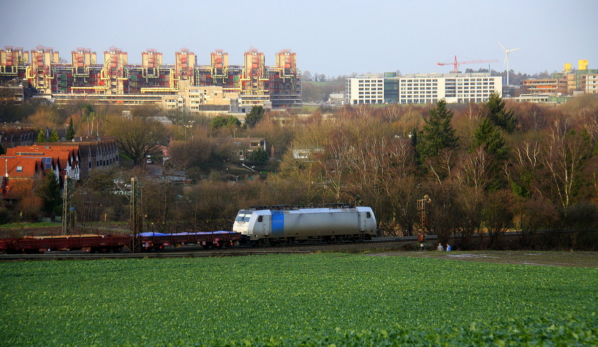 Ein Blick auf einen Güterzug aus Antwerpen-Noord(B) nach Köln-Gremberg(D). 
Aufgenommen vom Friedrichweg an der Montzenroute. 
Am Nachmittag vom 5.1.2018.